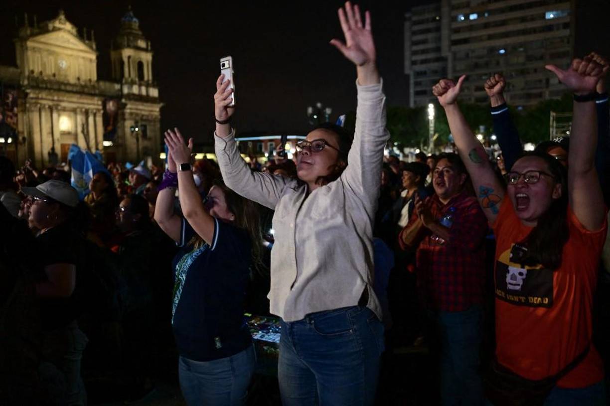 Desde que pasó sorpresivamente en junio a la segunda vuelta electoral, prometiendo combatir a los corruptos, la Fiscalía emprendió una ofensiva con la que buscó retirarle su inmunidad, desarticular su partido y anular los comicios, argumentando anomalías electorales.