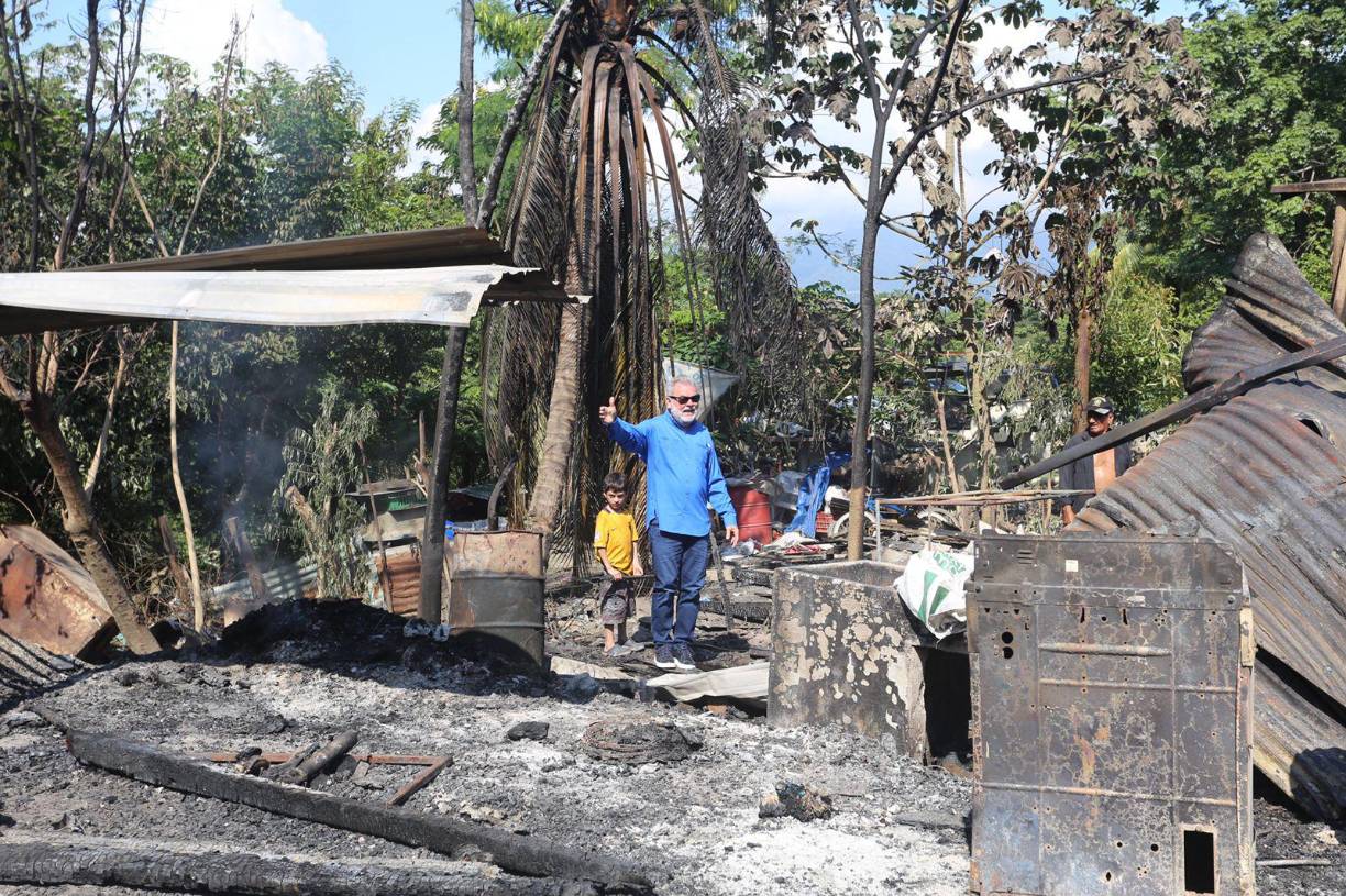 Asimismo, Edwin Mejía, propietario de una llantera que quedó en cenizas, manifestó que “hemos recibido la promesa del alcalde de apoyarnos”.