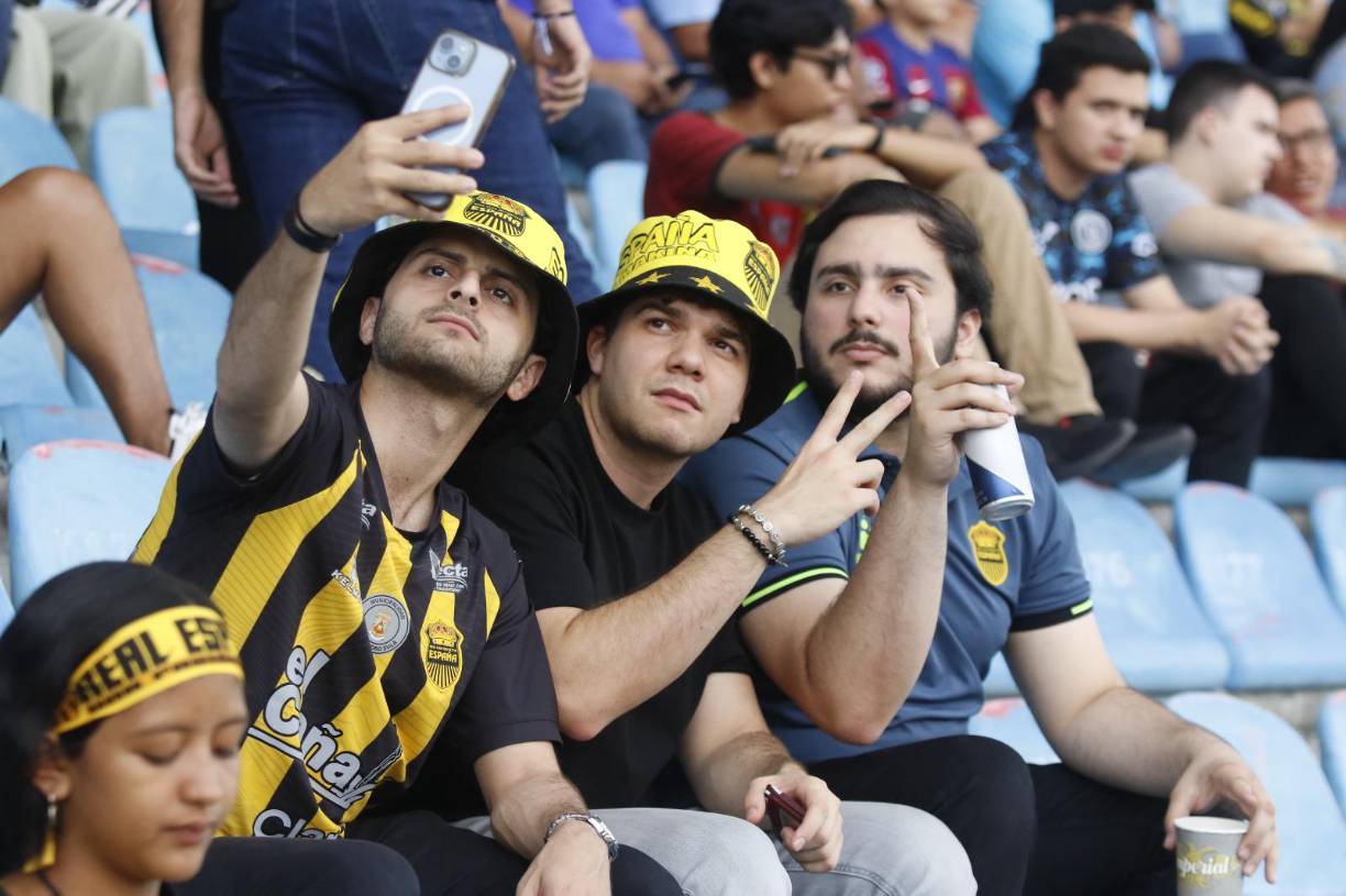 Un gran ambiente se vivió en las graderías a poco del inicio del primer clásico de la jornada. 