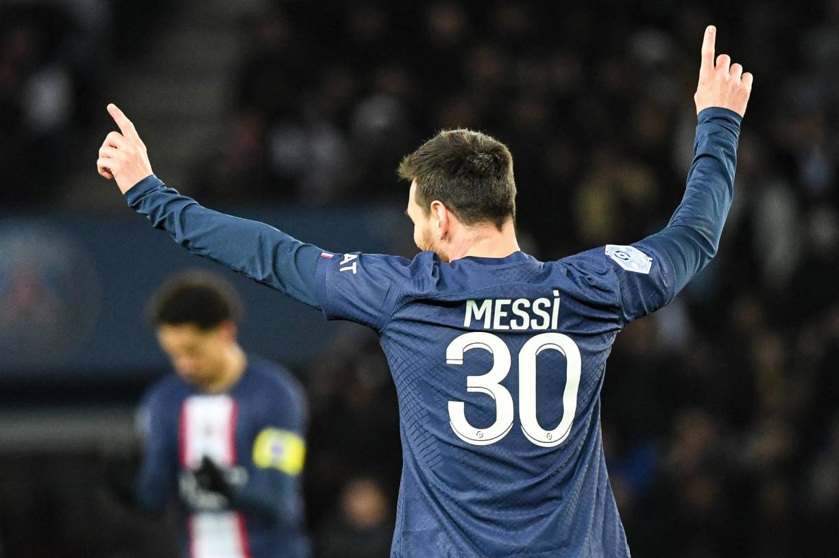 Fue tanto su buen partido, que hasta marcó un gol, al principio fue anulado, pero el árbitro revisó la jugaday le dieron el tanto. Un regreso perfecto para el astro argentino.