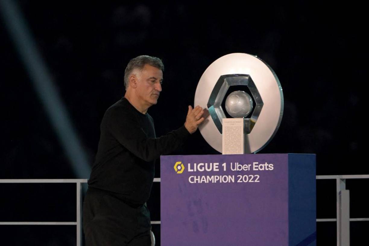 El aún entrenador del París Saint Germain, <b>Christophe</b> <b>Galtier,</b> fue informado de que no seguirá en el cargo la próxima temporada, aseguró a la AFP una fuente cercana a las negociaciones. Ambas partes han iniciado ya las negociaciones para la resolución del contrato, según esta fuente.