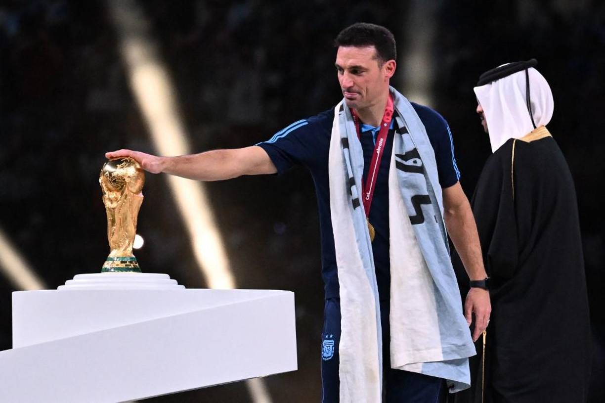 Luego de ganar el título con Argentina, Lionel Scaloni recordó con cariño a Diego Armando Maradona, astro del fútbol argentino y mundial. “Es que ahora me acuerdo que no está... <b>Si no, es que pensás que está acá”</b>, expresó el DT del conjunto nacional al ser consultado sobre el Diez, en conferencia de prensa, luego de levantar la Copa en Doha.