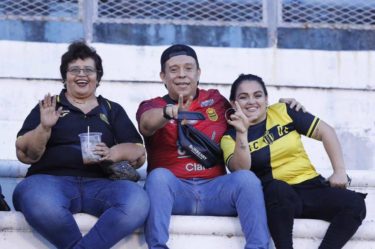 La poca afluencia de aficionados disfrutando de la previa del encuentro. 