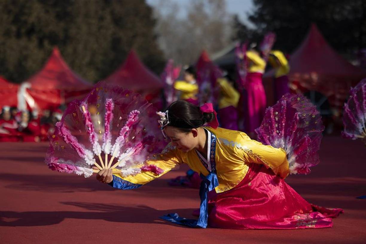 La celebración comienza con la cena de la ‘Nochevieja china’, con los famosos ‘jiaozi’ (empanadillas al vapor) como estrella, y la famosa gala anual retransmitida por la televisión estatal CCTV, donde el protagonismo este año se lo llevaron unos robots humanoides que se han hecho virales en redes tras ejecutar un baile regional.