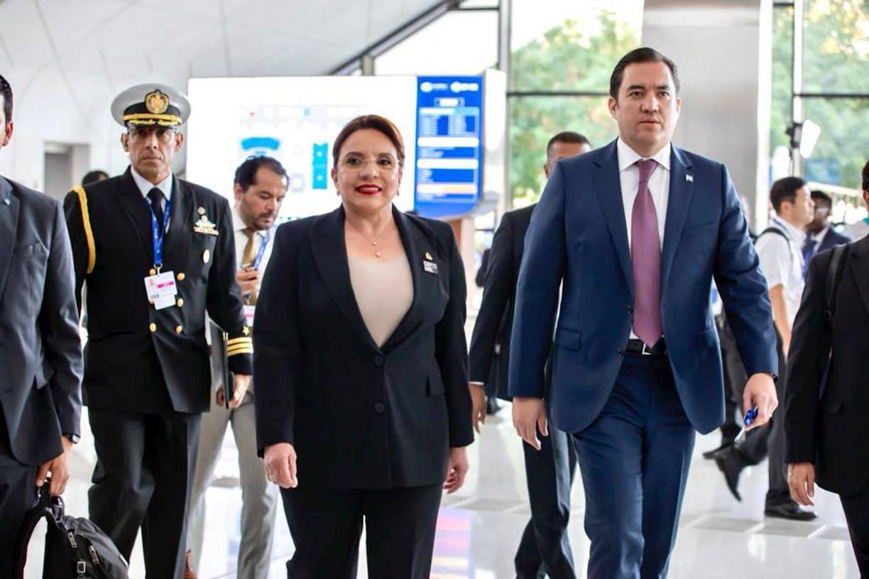 La mandataria hondureña instó a los países a “unirse para intensificar los esfuerzos contra los intereses del capital que amenaza y depreda” mares, ríos y bosques. Dentro de las medidas, Castro reclamó la regulación del uso del mar y establecer un estatuto universal con sanciones sobre la sobreexplotación de los océanos y que sea sostenible, además de una reducción del “ritmo insostenible de consumo” de las economías desarrolladas.