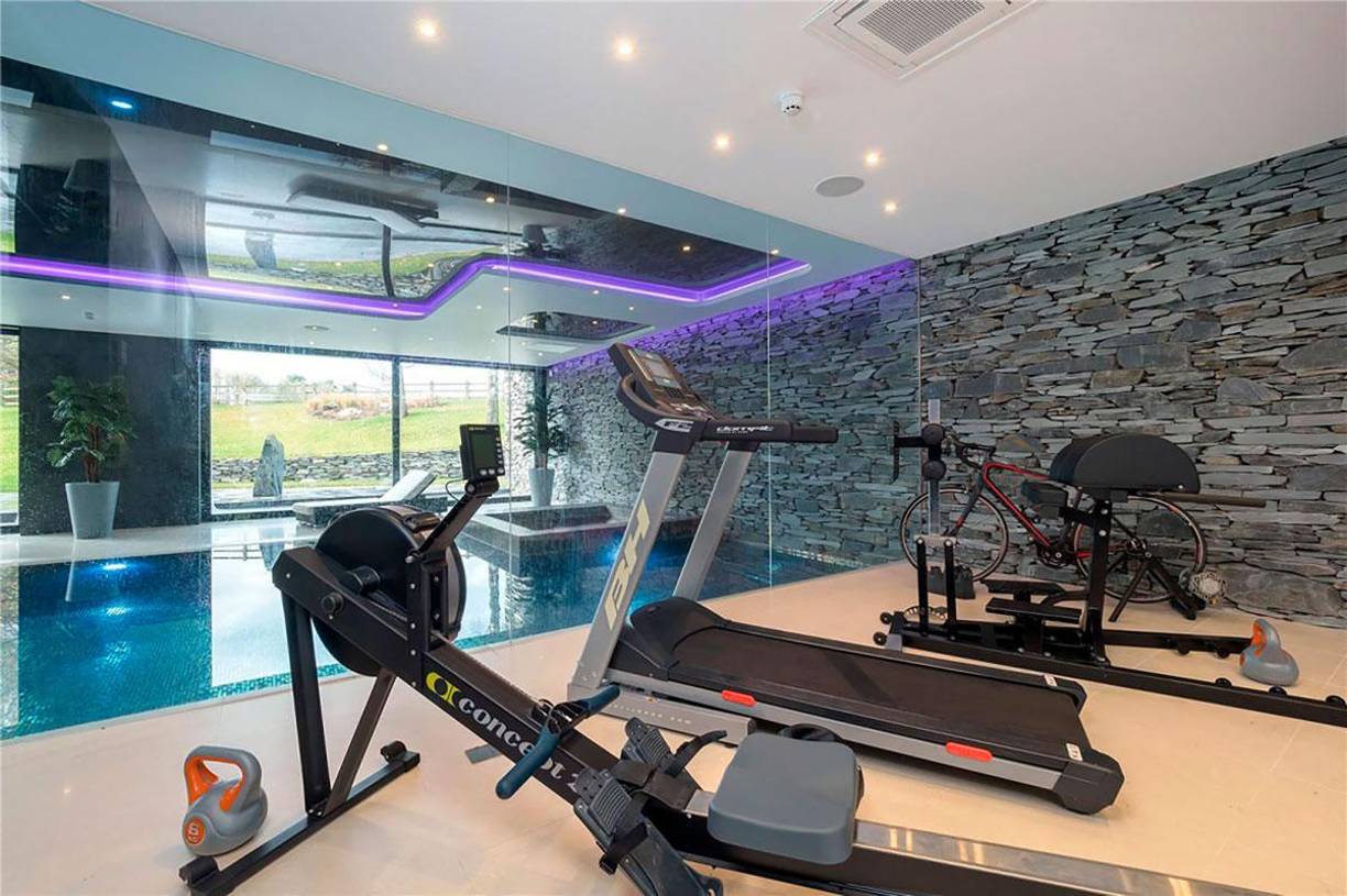 El inmueble dispone de áreas habilitadas para poder entrenar, desde una sala de fitness equipada con alta tecnología, hasta una gran piscina y un jacuzzi.