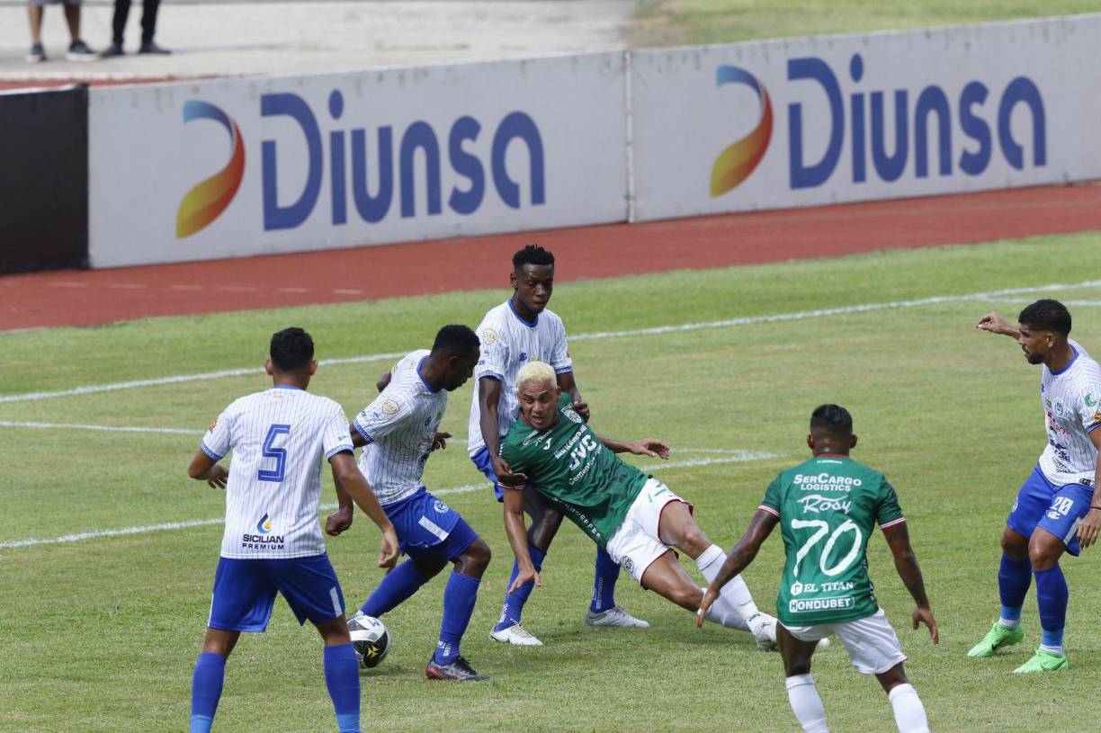 Marathón y Victoria igualaron en su debut en el torneo Apertura 2024 en un juego con polémicas y sorpresas. Tejeda sorprendió con su look rubio en su debut.