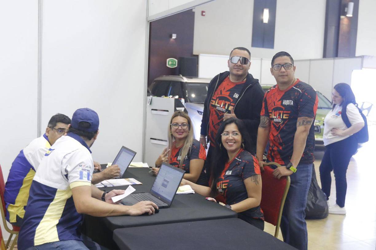 La entrega de kits se está llevando en orden y el staff de la Maratón de la Prensa 48 entregará la indumentaria a los corredores.