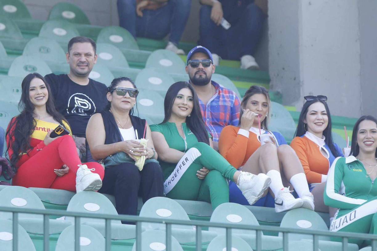 ¡Con bellas sonrisas! Así recibieron las chicas a la lente de Diario LA PRENSA. 