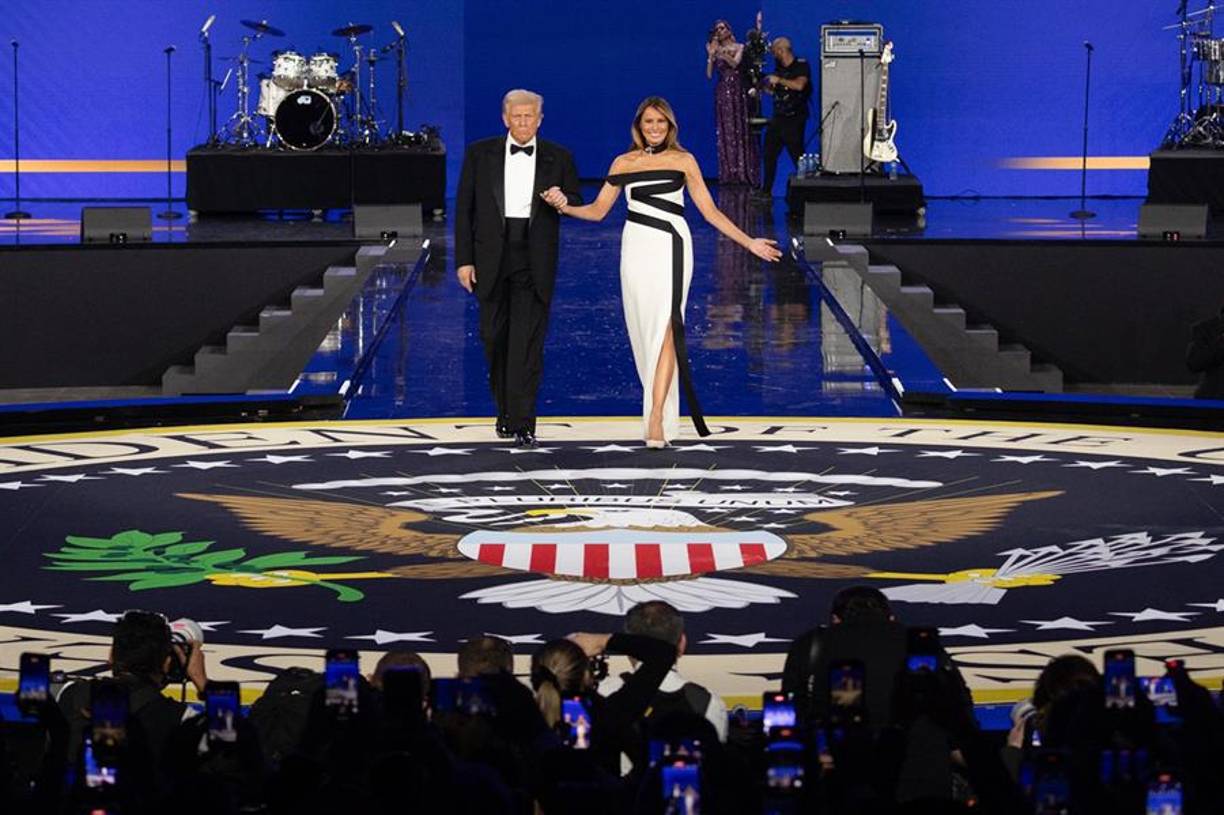 Según medios estadounidenses, el asesor de estilo de Melania, Hervé Pierre, diseño el vestido de gala utilizado por la primera dama en la noche de la inauguración. 