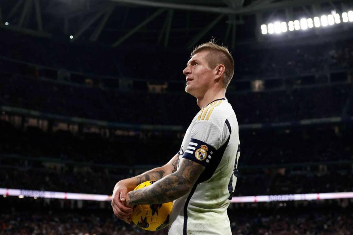 Toni Kroos está pasando por un gran momento y con su calidad y experiencia, estaría comandando en la mediacancha del Real Madrid ante el Barcelona.
