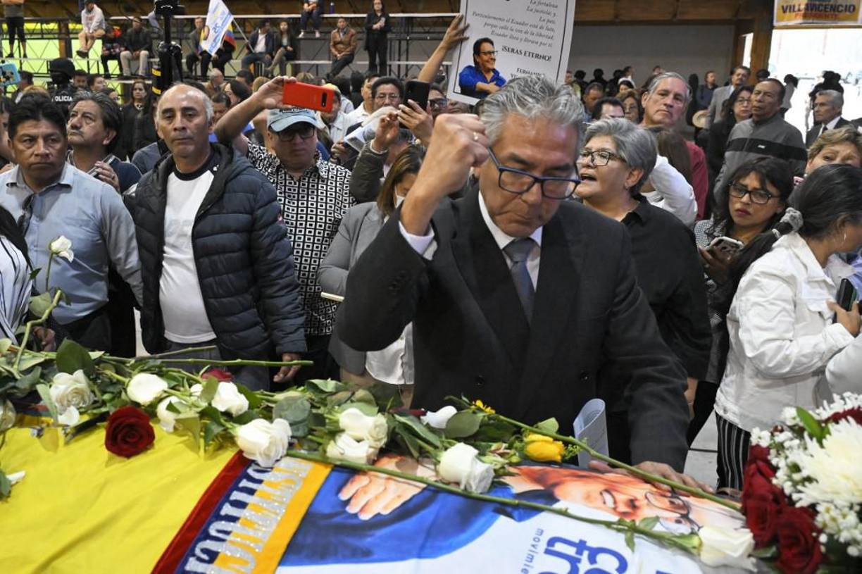 Esta jornada de adiós se ha visto enturbiada por disputas familiares ya que algunos familiares cercanos -su madre, hermanos, tíos y sobrinos- han denunciado tanto en la funeraria como en el cementerio que la esposa del fallecido, Verónica Sarauz, con la que no convivía desde hace seis años, no le ha dejado acceder a despedirse.