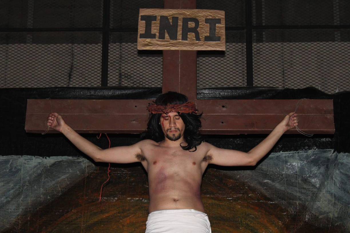 Cada Semana Santa un grupo de jóvenes de la comunidad Cristo Salvador revive la pasión y muerte de Jesús en las calles del conocido barrio Barandillas ubicado en el noreste de San Pedro Sula.