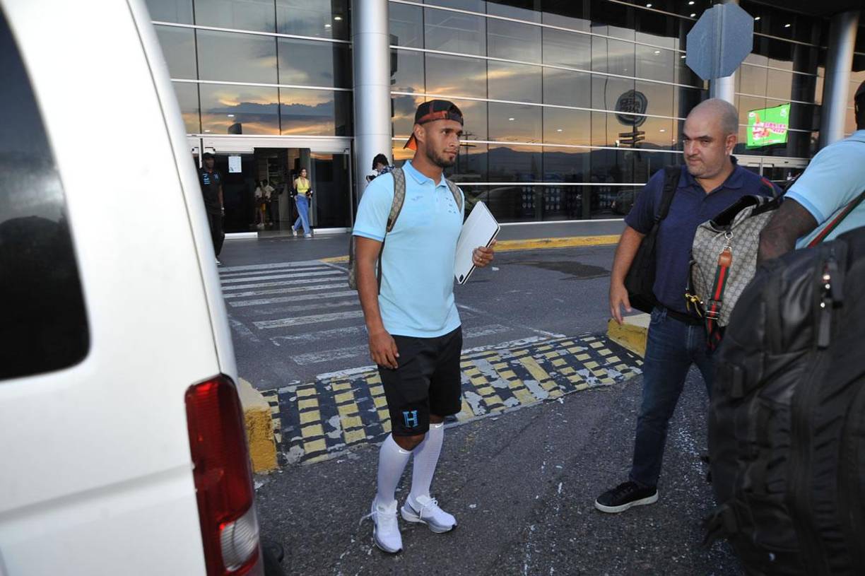 Las medias de compresión aprietan suavemente las piernas para que la sangre circule hacia arriba. Esto ayuda a prevenir la hinchazón en los pies y, en menor medida, los coágulos de sangre.