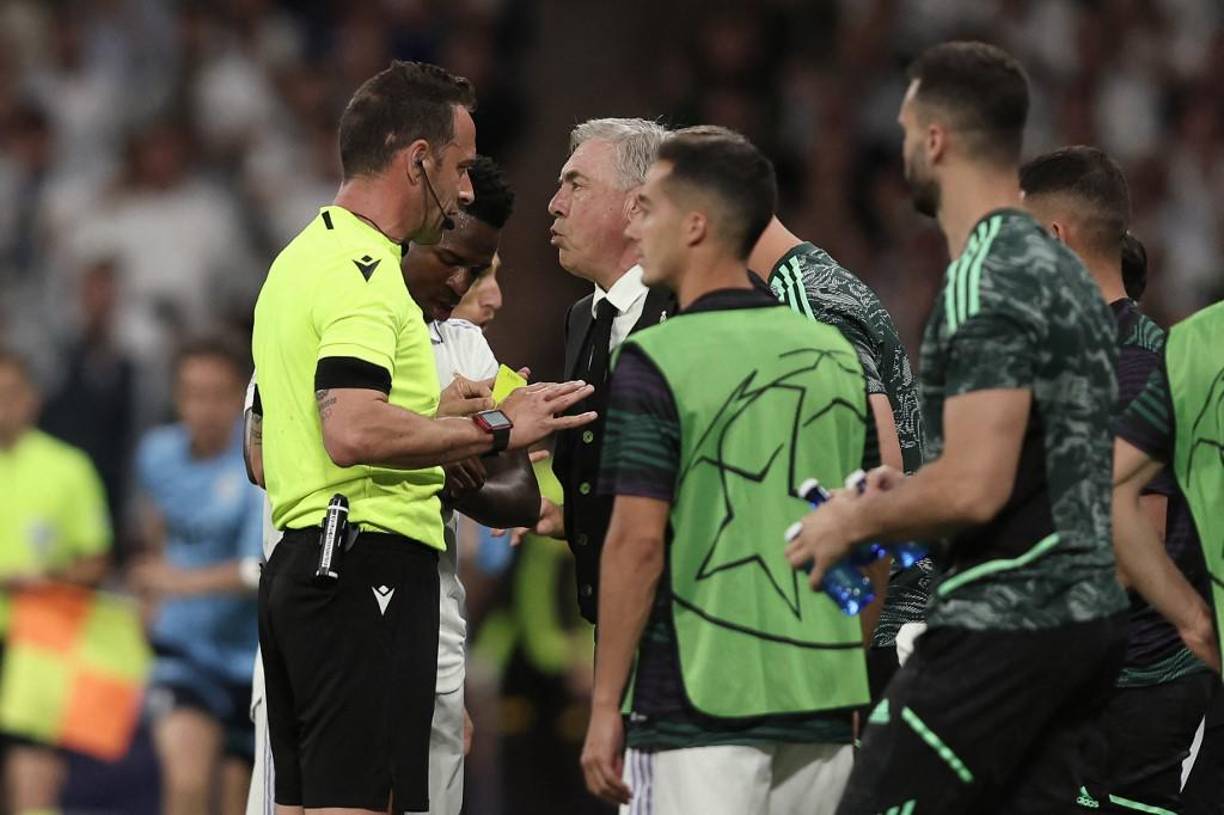 Tras el gol del Manchester City, Carlo Ancelotti se le fue con todo al árbitro ya que reclamó que el gol no debió de haber contado.