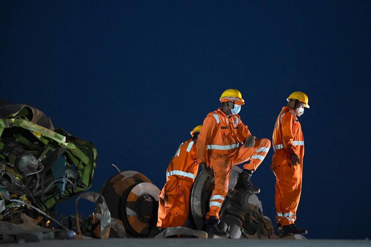 Allí el convoy de pasajeros se estrelló contra un tren de mercancías estacionado. Los vagones volcados de ambos trenes provocaron minutos después el descarrilamiento de otro expreso de pasajeros que iba hacia el norte desde Bengaluru hasta Calcuta.