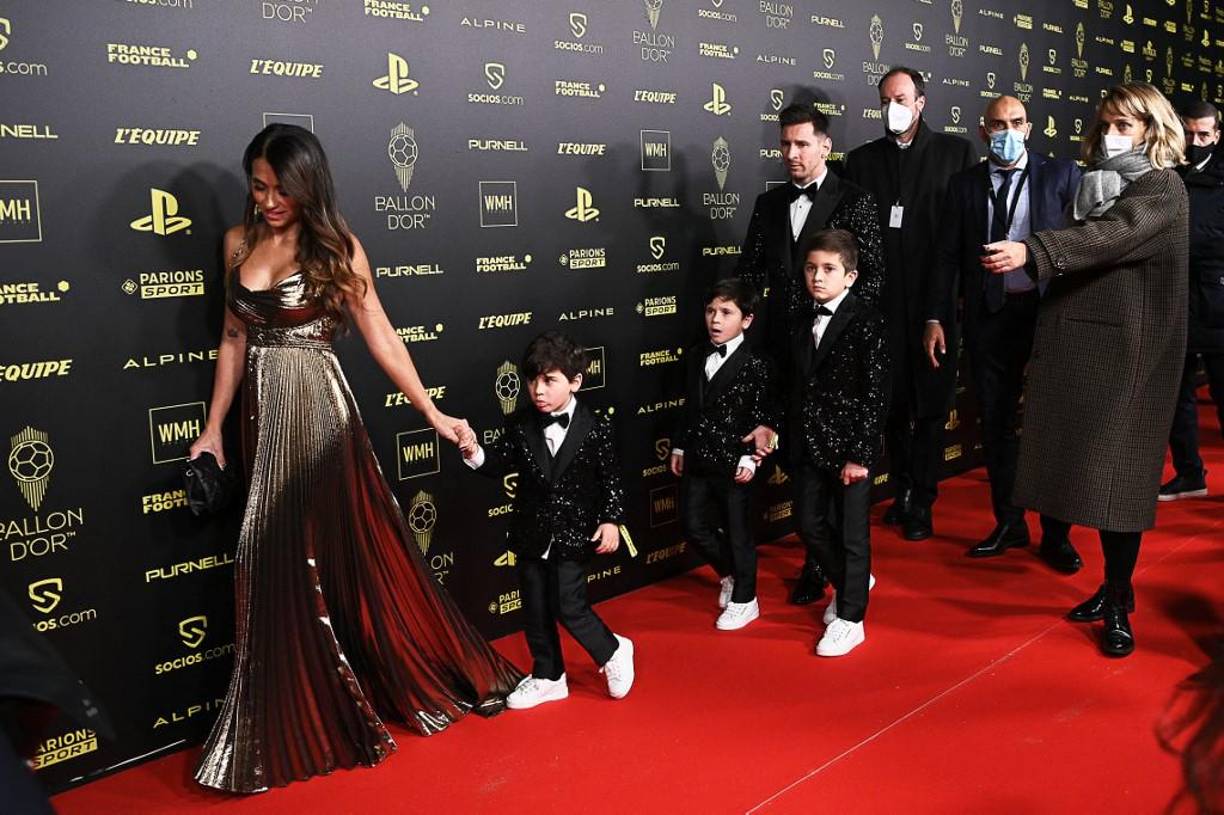 Antonela Roccuzzo, esposa del astro Lionel Messi, lució hermosa en la Alfombra Roja. Aunque otro sector señala que hubo otra chica que la opacó.