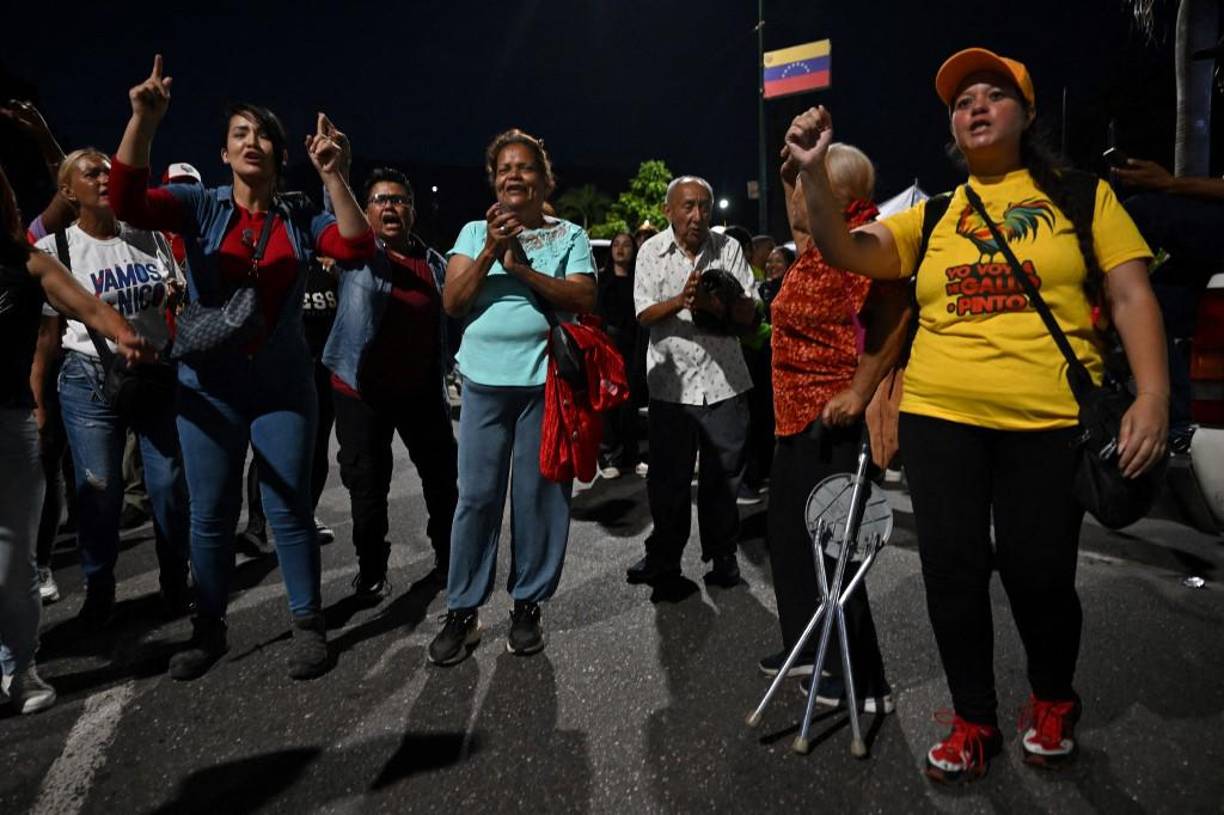  Maduro aseguró que reconocerá y defenderá el resultado que divulgue el organismo electoral. “Reconozco y reconoceré al árbitro electoral, los boletines oficiales y haré que se respeten”, dijo.