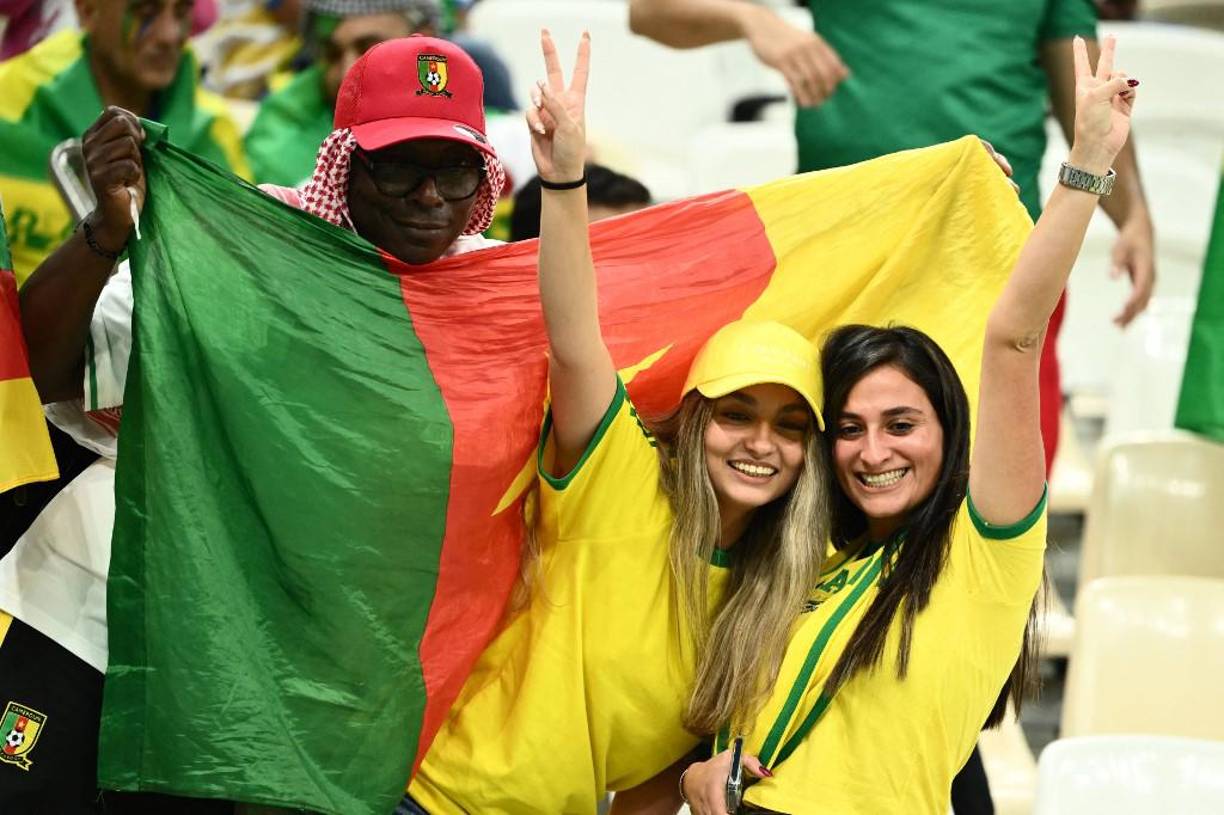 Un afortunado camerunés posa con dos hermosas brasileñas.