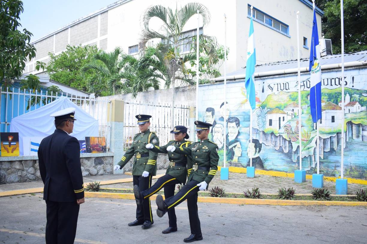 Los estudiantes y cadetes del Liceo Militar de Honduras fueron los encargados de izar las 5 banderas de los países Centroamericanos.