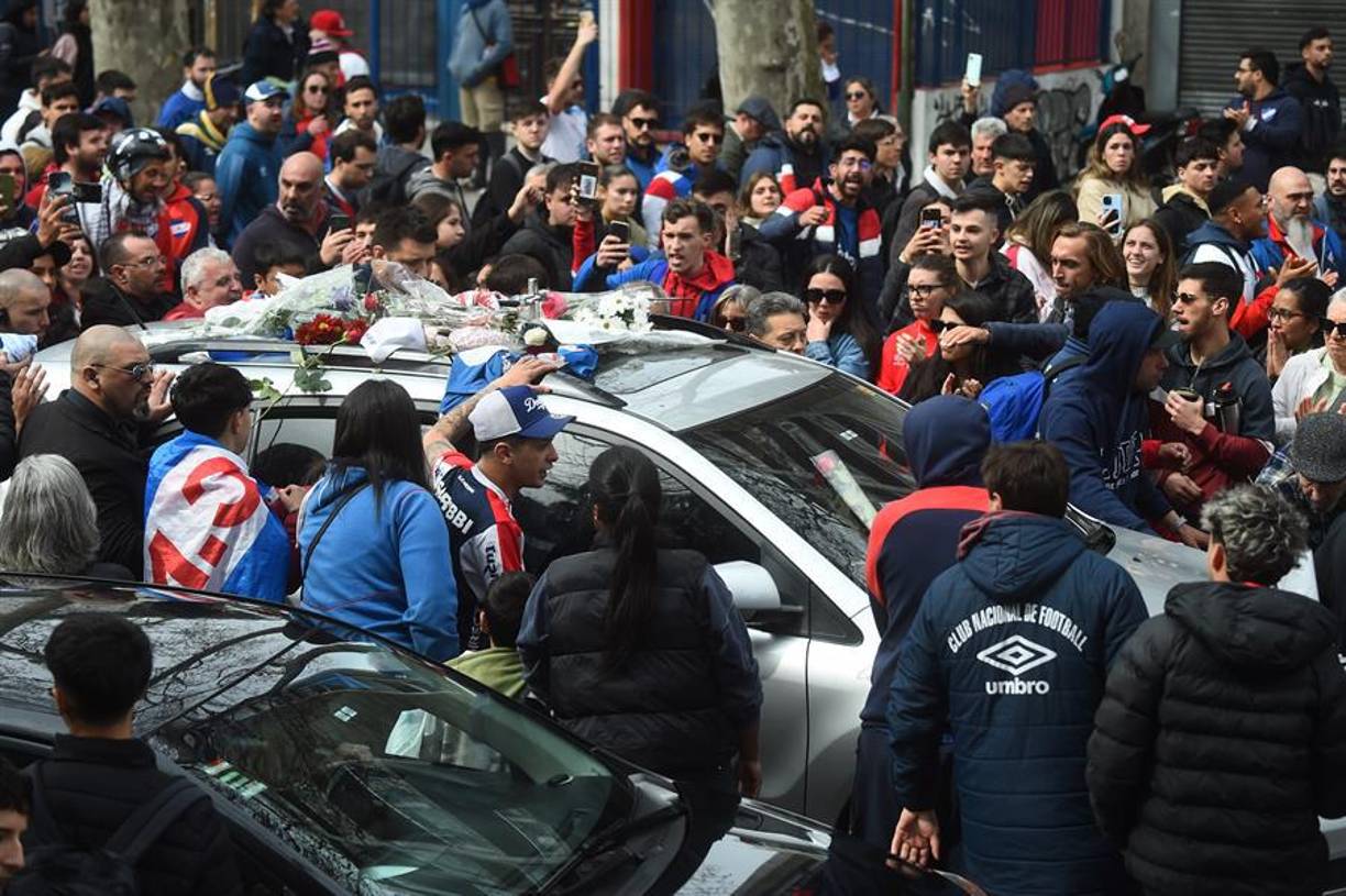 El jugador fue despedido en su país ante la presencia de familiares, amigos y aficionados del Nacional.