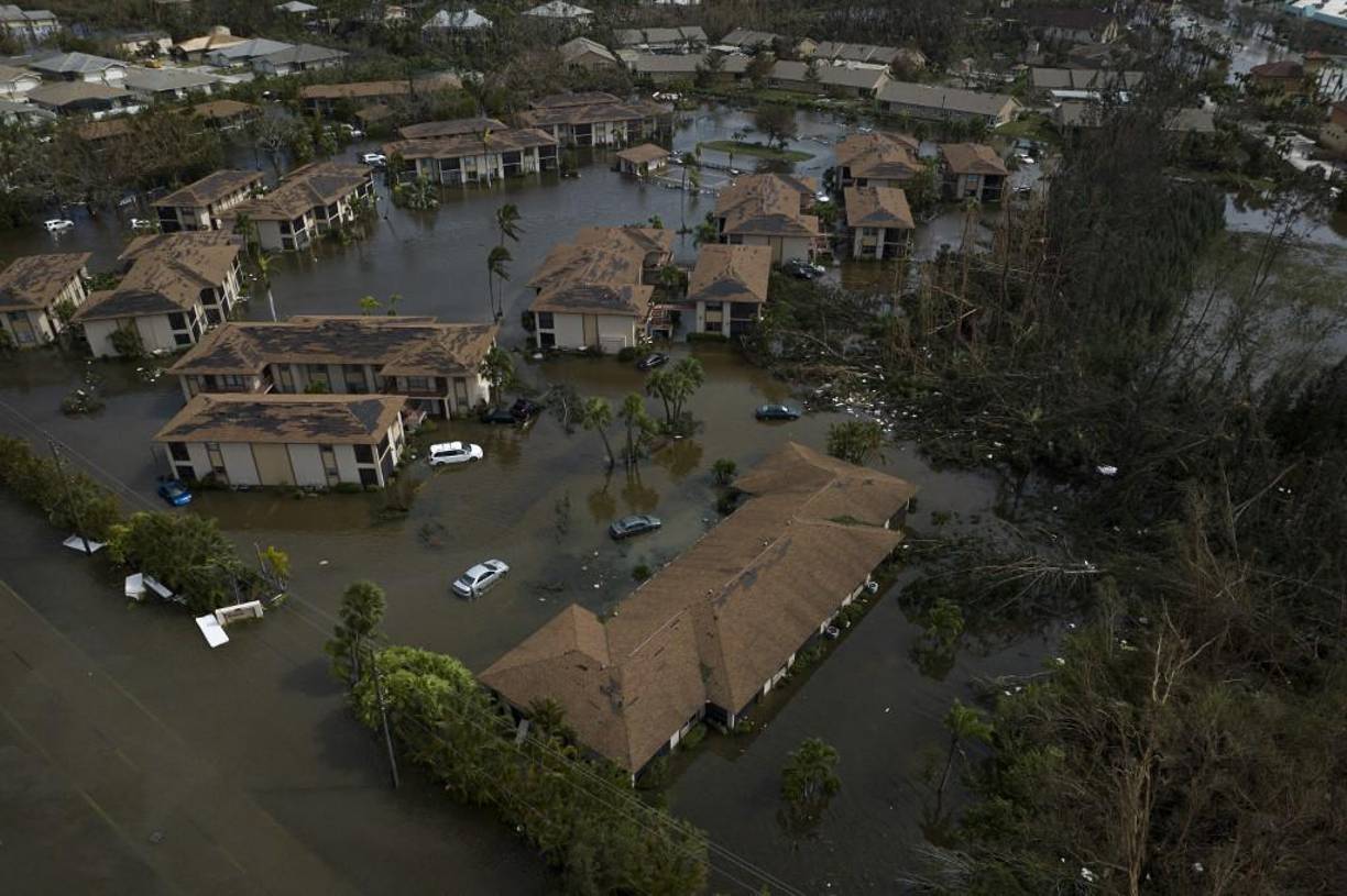 Una fotografía aérea tomada este jueves muestra un vecindario inundado después del huracán Ian en Fort Myers, Florida.