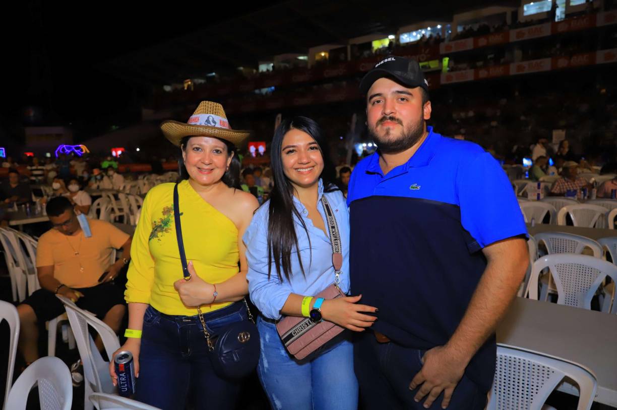 FOTOS: Así disfrutaron los sampedranos del concierto de “El Buki”