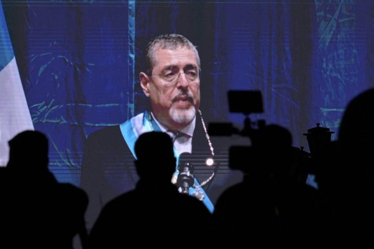 Arévalo, que calificó las acusaciones de espurias, afirmó que una de las primeras tareas como presidente será pedirle la renuncia a la fiscal general Consuelo Porras, a la cabeza de esa arremetida y sancionada por Washington por “corrupción” y por “socavar la democracia”.