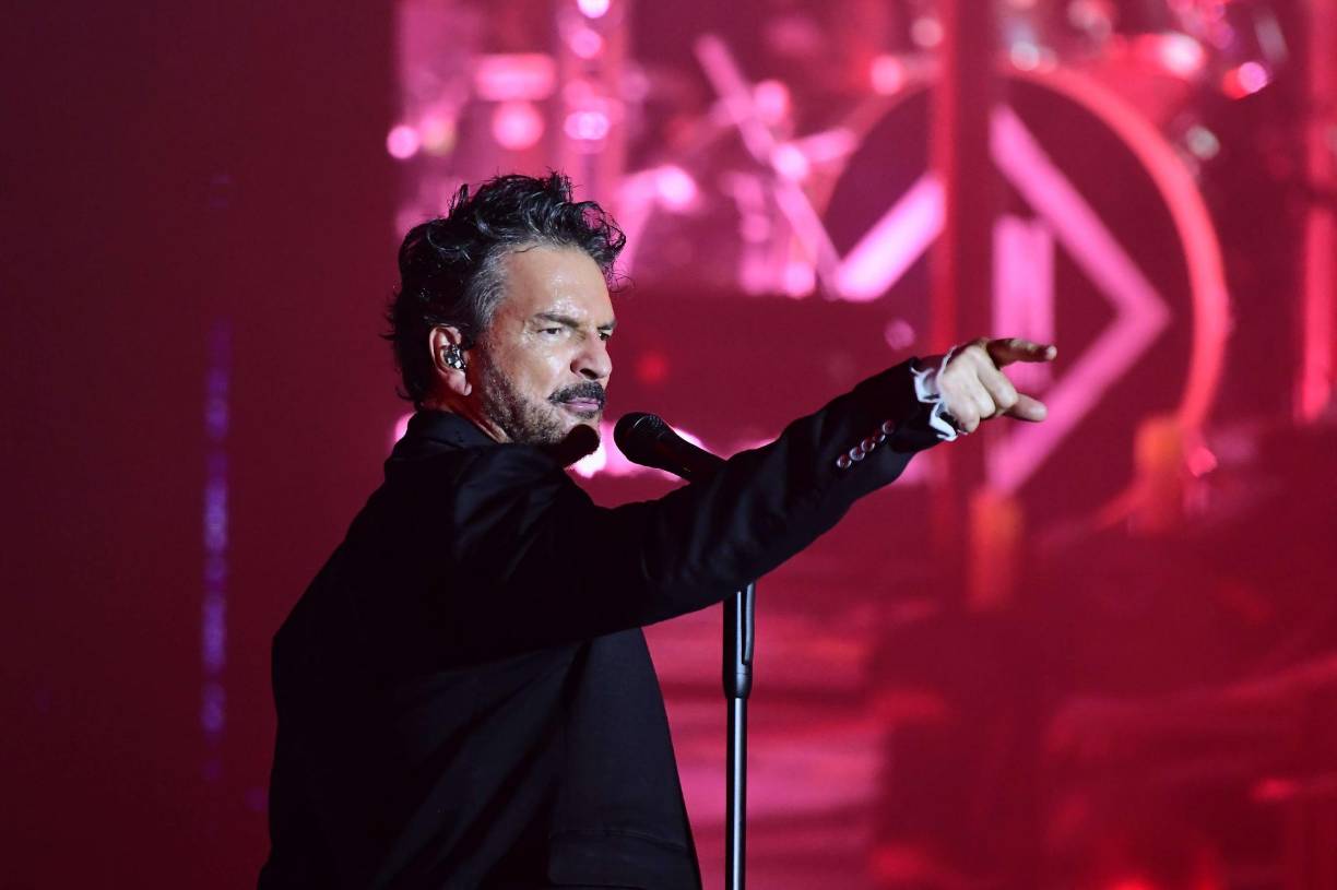 A las 8:40 pm, el cantante salió al escenario e inició su presentación musical con el tema “Si yo fuera’, de su exitoso disco “Historias”. 