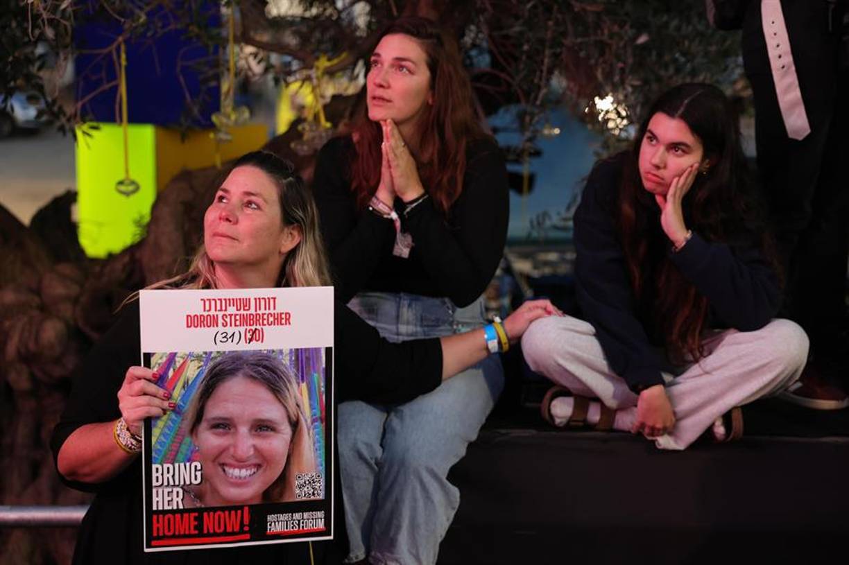 Las primeras tres rehenes liberadas por Hamás este domingo, coincidiendo con el comienzo del alto el fuego en Gaza, son mujeres israelíes civiles de entre 24 y 31 años que fueron secuestradas en el festival de música Nova y en un kibutz.