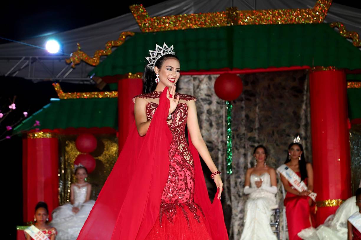 El cortejo de las reinas con las madrinas que fueron las candidatas que participaron.
