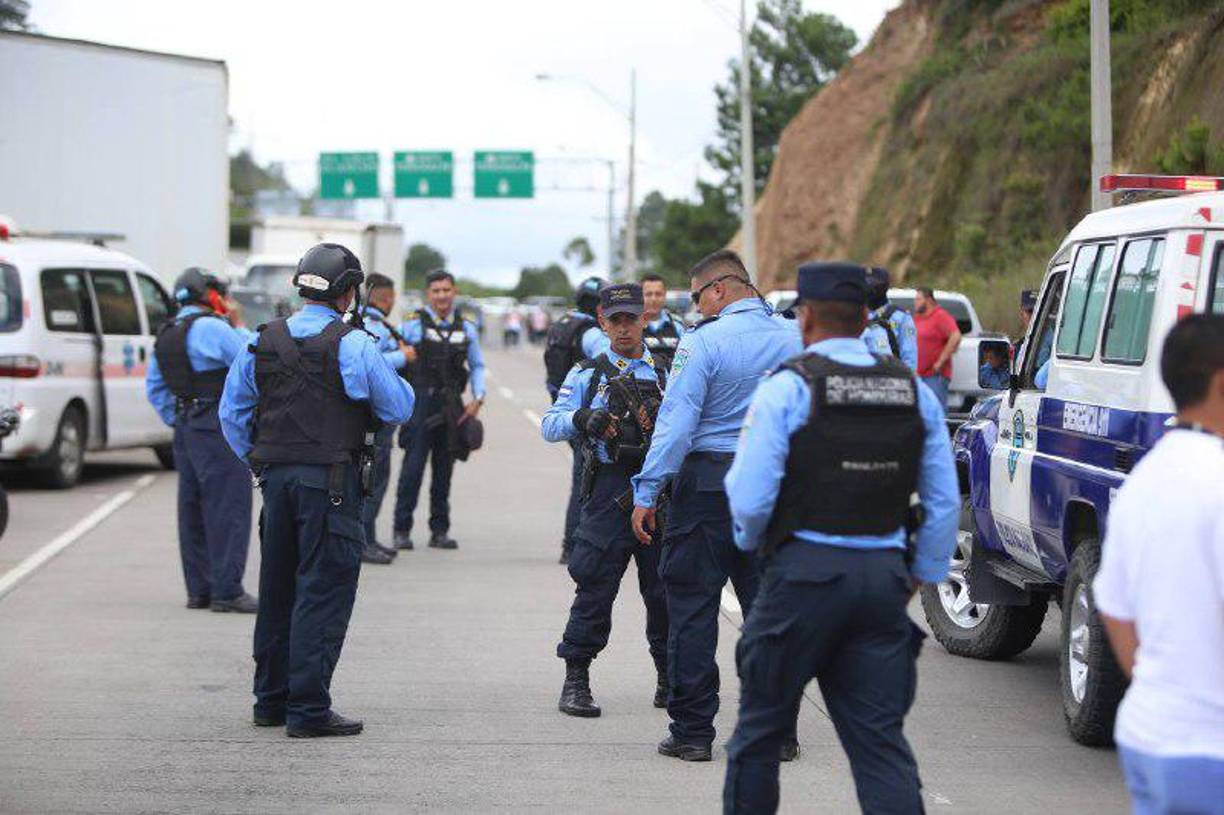 La protesta terminó después de la intervención policial que despejó la vía para que volvieran a circular los vehículos.