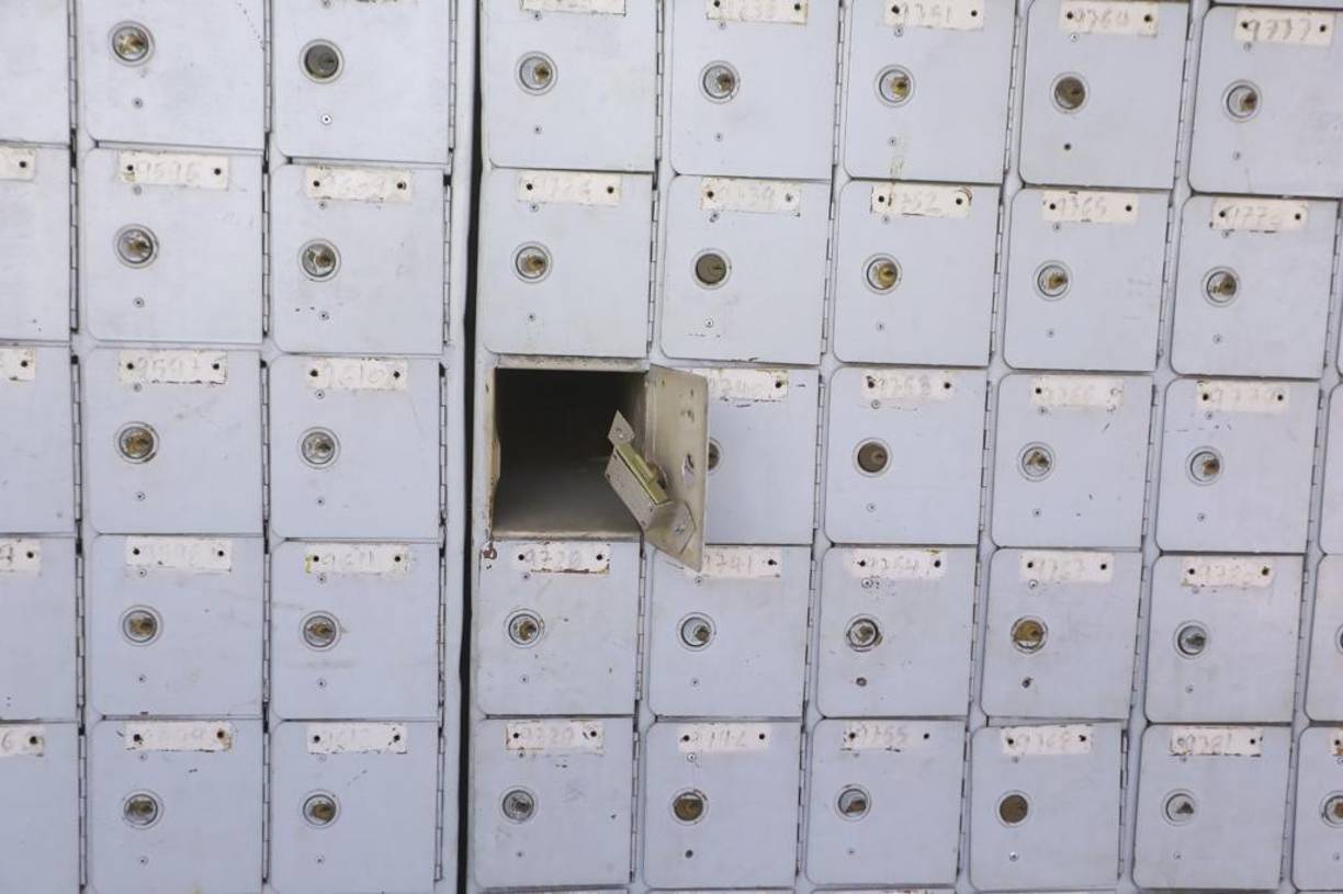 Cartas de amor, saludos y mensajes familiares eran frecuentes, las postales en Navidad causaban una gran demanda y trabajo extra, a la par del correo surgieron en Honduras y l telégrafo, la telefonía fija y la radio, pero no lograron desplazar del todo el correo debido a la baja cobertura que tenían estos medios en aquellos tiempos.