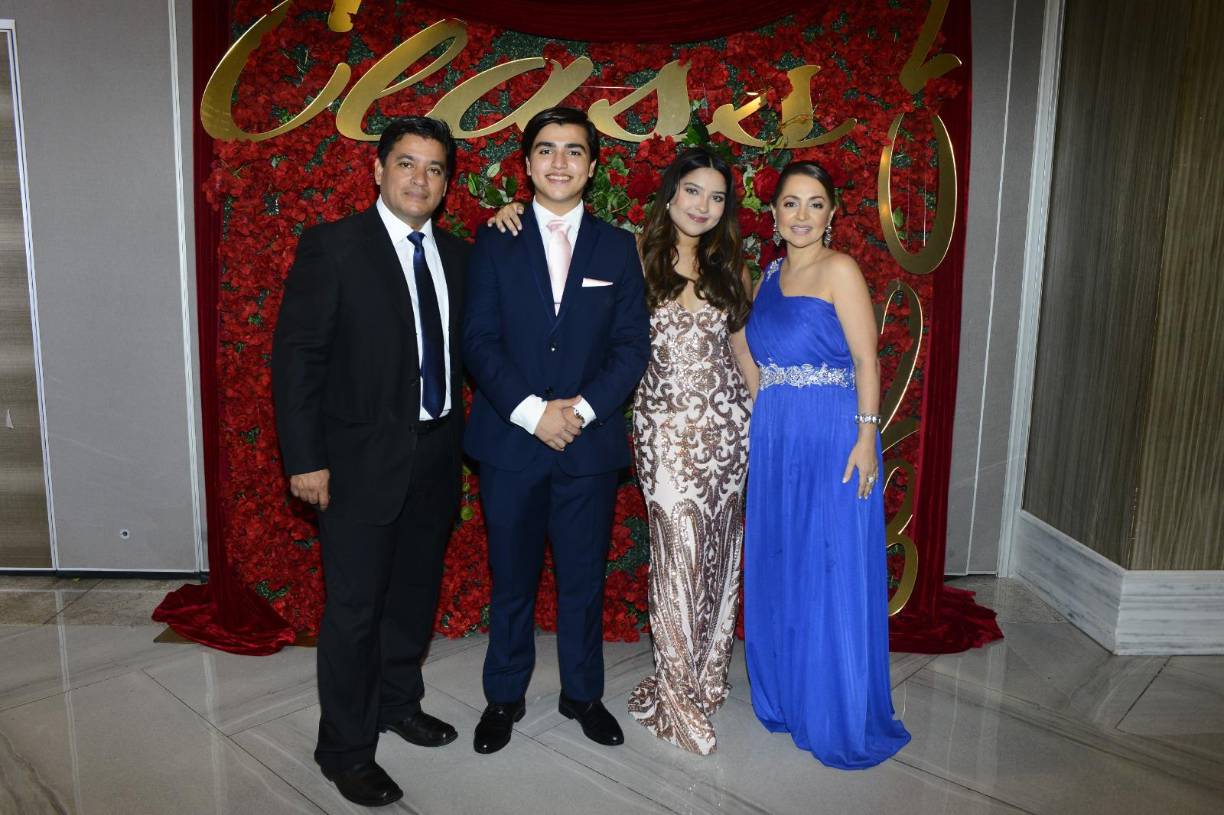 Alexis con José, Alexa y Meidy de Ramírez. 