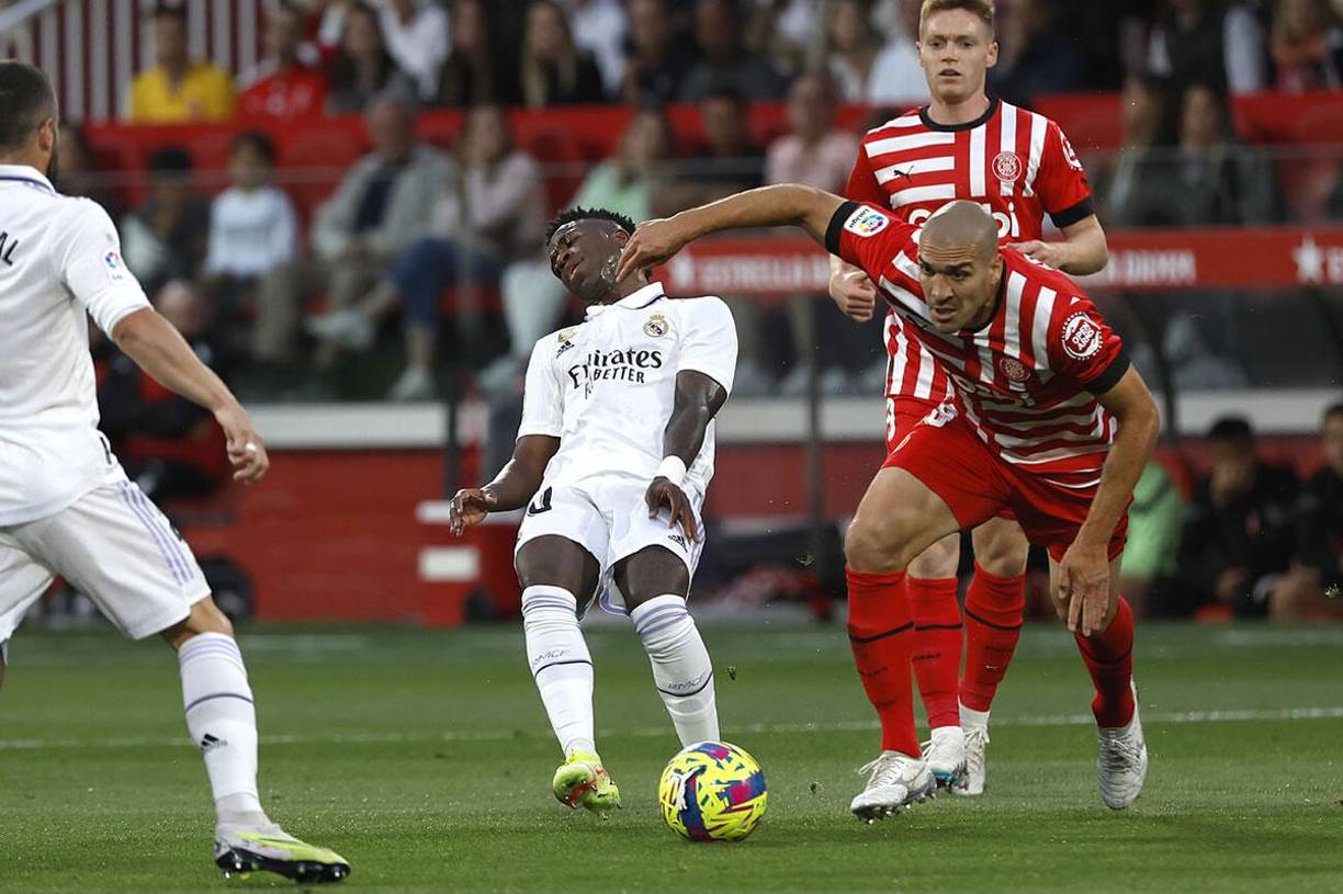 Vinicius sufrió en todo el partido con la defensa del Girona.