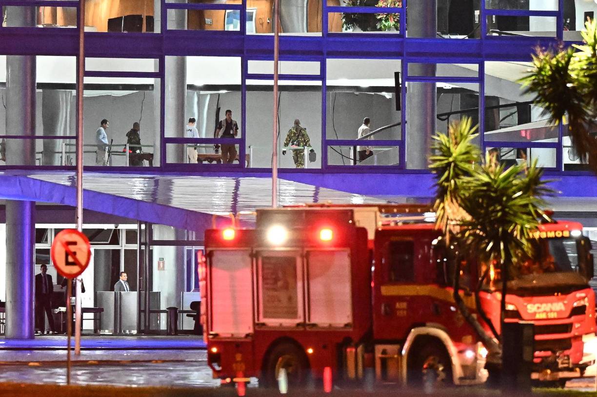 Las autoridades brasileñas avanzan este jueves en las investigaciones para esclarecer las motivaciones del hombre que lanzó explosivos contra la sede de la Corte Suprema, en Brasilia, y después se quitó la vida, en un ataque al parecer vinculado con “grupos de extremistas”. 