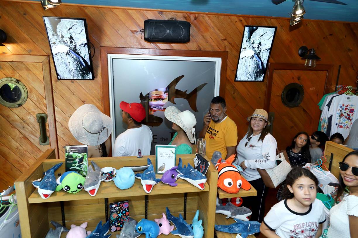 El Aquario, es una representación del ecosistema marino costero, con manglares y arrecifes que se pueden apreciar gratis. Cada visitante que llega recibe una inducción de 13 minutos por parte del personal a cargo quienes le explican al turista sobre importancia de mantener protegida la ecología marina. 