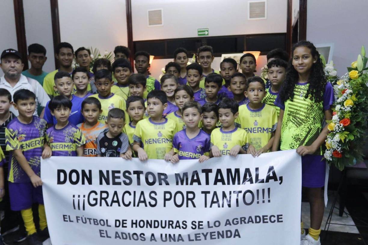 Y lo hicieron en compañía de una pancarta especial dedicada al histórico entrenador chileno, con nacionalidad hondureña.