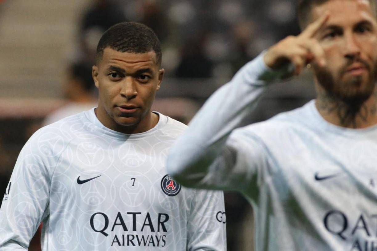 Mbappé juega como delantero centro en una demarcación que no le gusta y envidia el lugar del campo que ocupa Neymar. Además, no ha tenido ninguna relevancia en la confección de una plantilla que incluso se ‘españolizó’ en los últimos días de mercado con las llegadas de Fabián Ruiz y Carlos Soler.