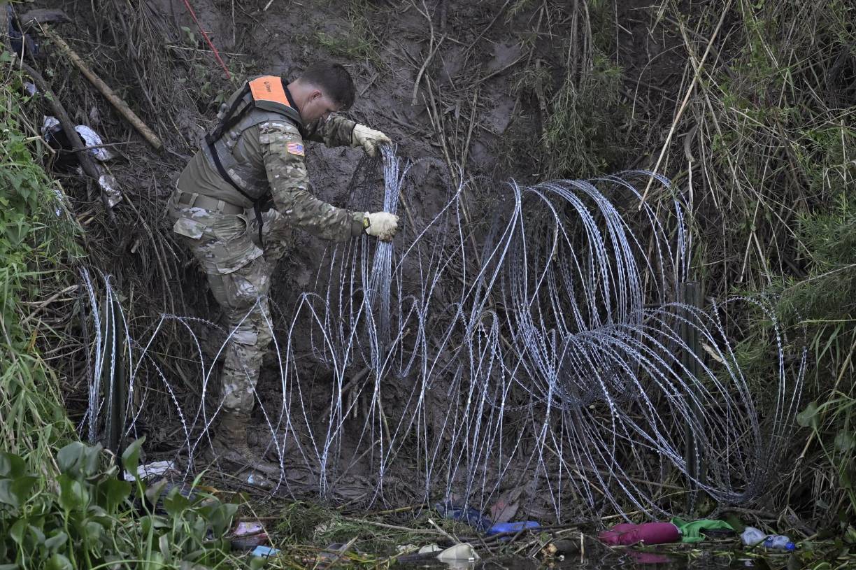 Abbott ordenó el lunes el envío de cientos de soldados de la Guardia Nacional a la frontera entre Estados Unidos y México, en un intento de frenar el previsible aumento de la inmigración cuando esta semana expiren las normas de la era covid. 