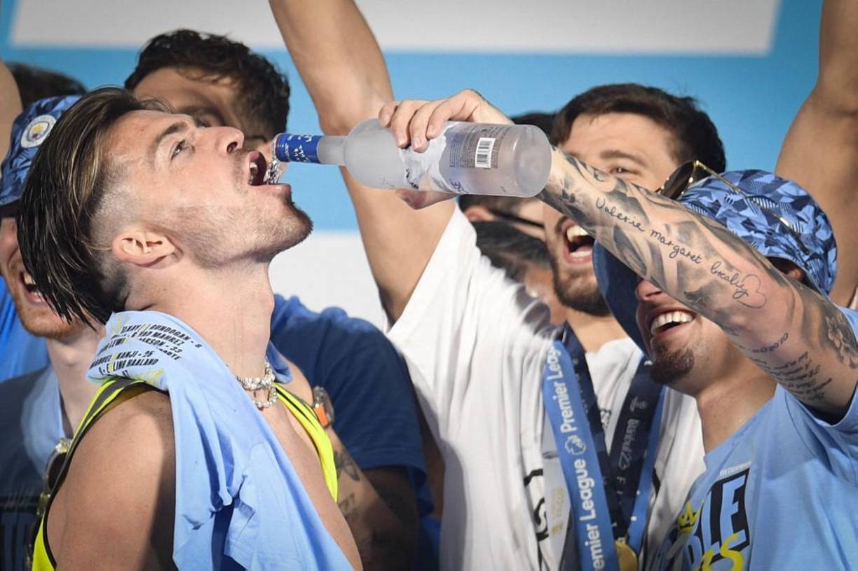 Kalvin Phillips en el momento que le daba alcohol a su compañero Grealish. 