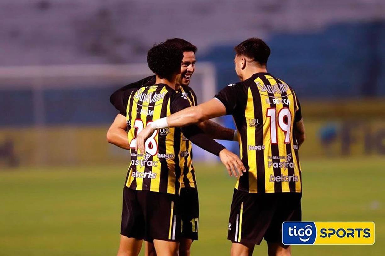 Los jugadores del Real España celebrando el gol de Pedro Báez.