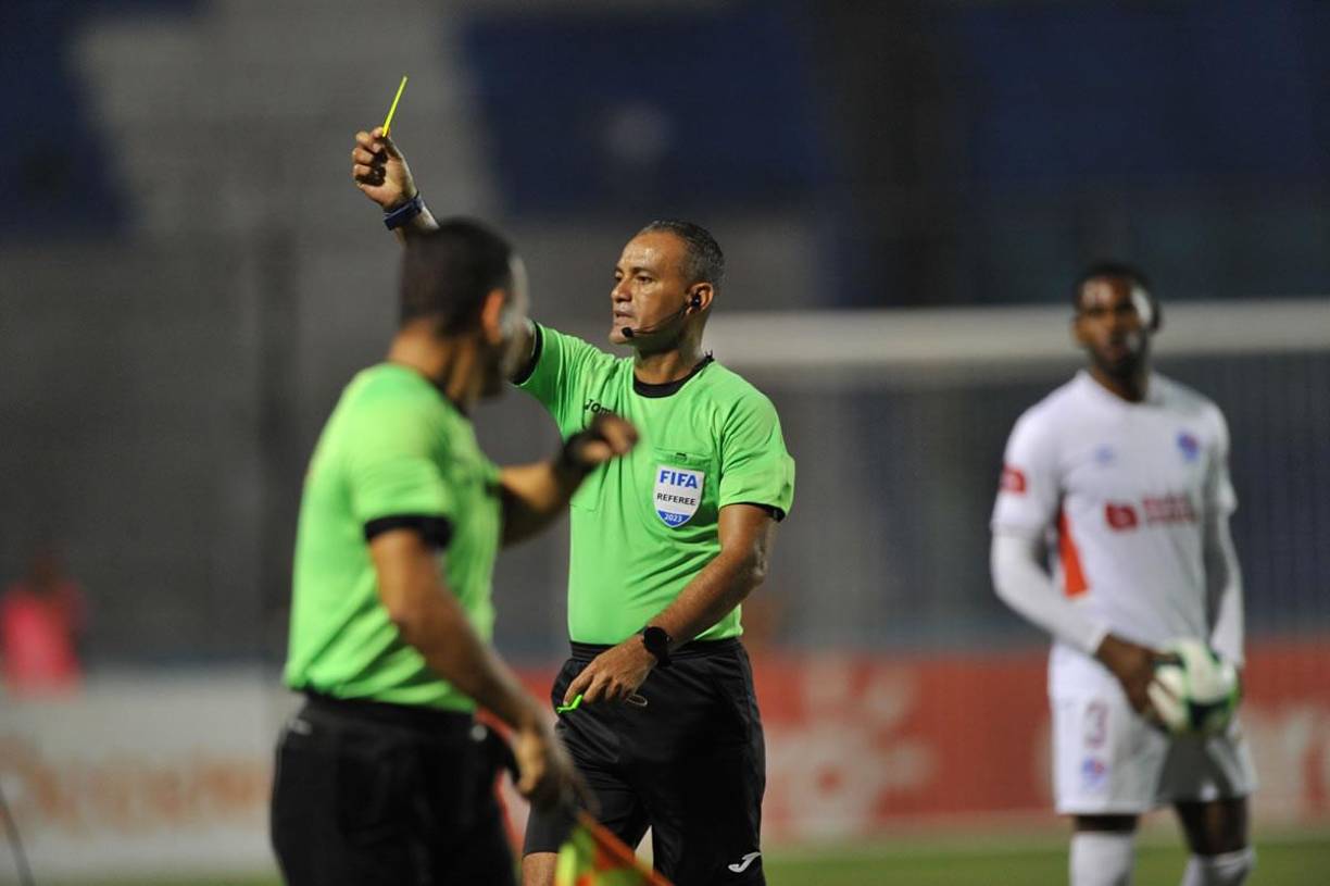El árbitro Melvin Matamoros le sacó tarjeta amarilla al asistente técnico del Olimpia, Gustavo Reggi.