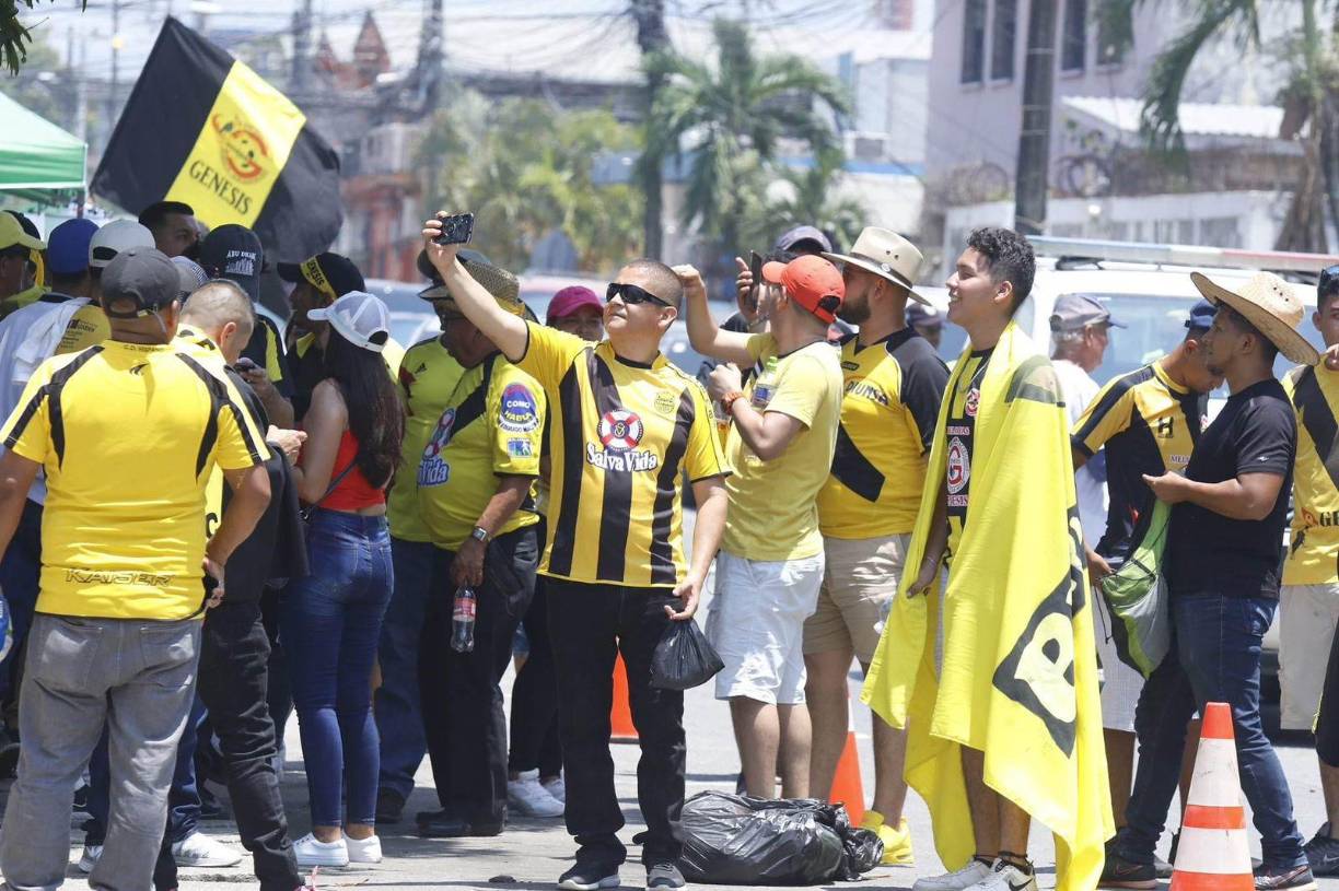 Un aficionado de Real España también se hizo presente. Nadie se quería perder la gran final.