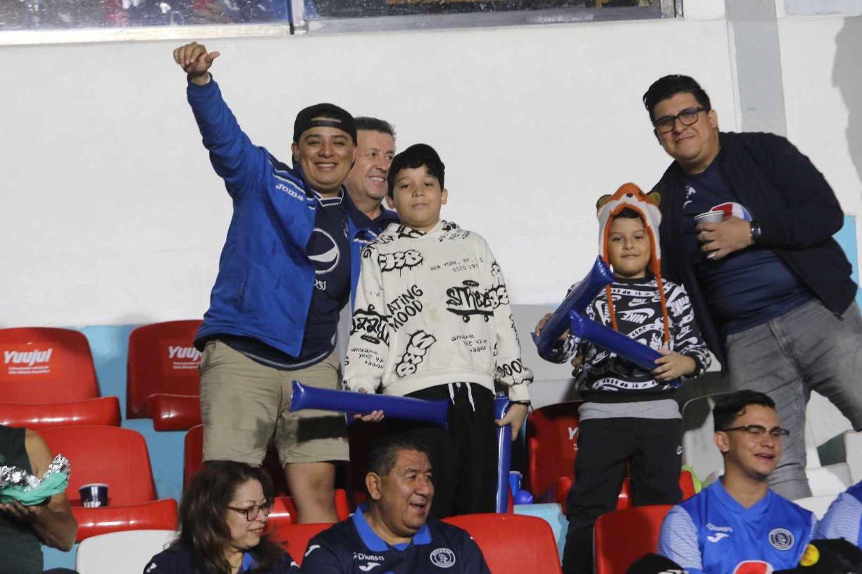 Los aficionados de Motagua llegaron con toda la actitud al recinto capitalino y así lo demostraron para las cámaras de Grupo OPSA.