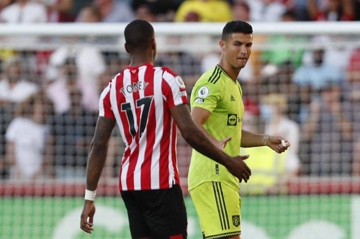 Ivan Toney del Brentford fue a saludar a CR7 tras el final del juego y pese a la espantosa goleada el portugués le devolvió el saludo.