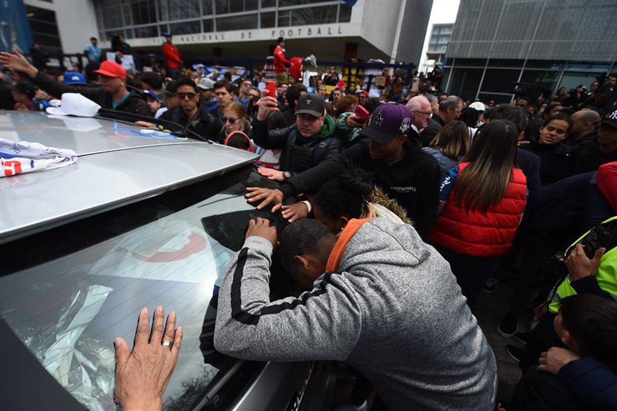 El jugador fue despedido por miles de personas en la sede del club uruguayo.