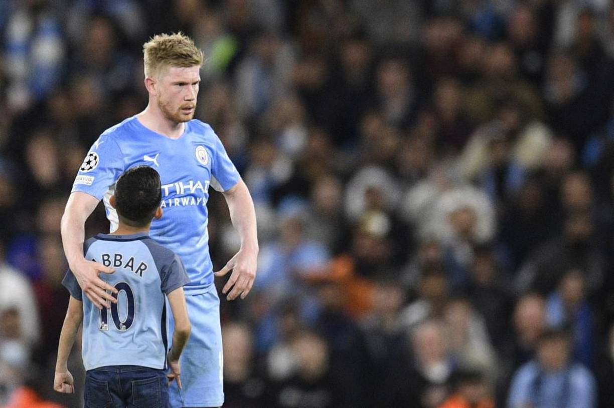 El niño llegó a donde Kevin De Bruyne y el jugador del Manchester City le dio un abrazo.