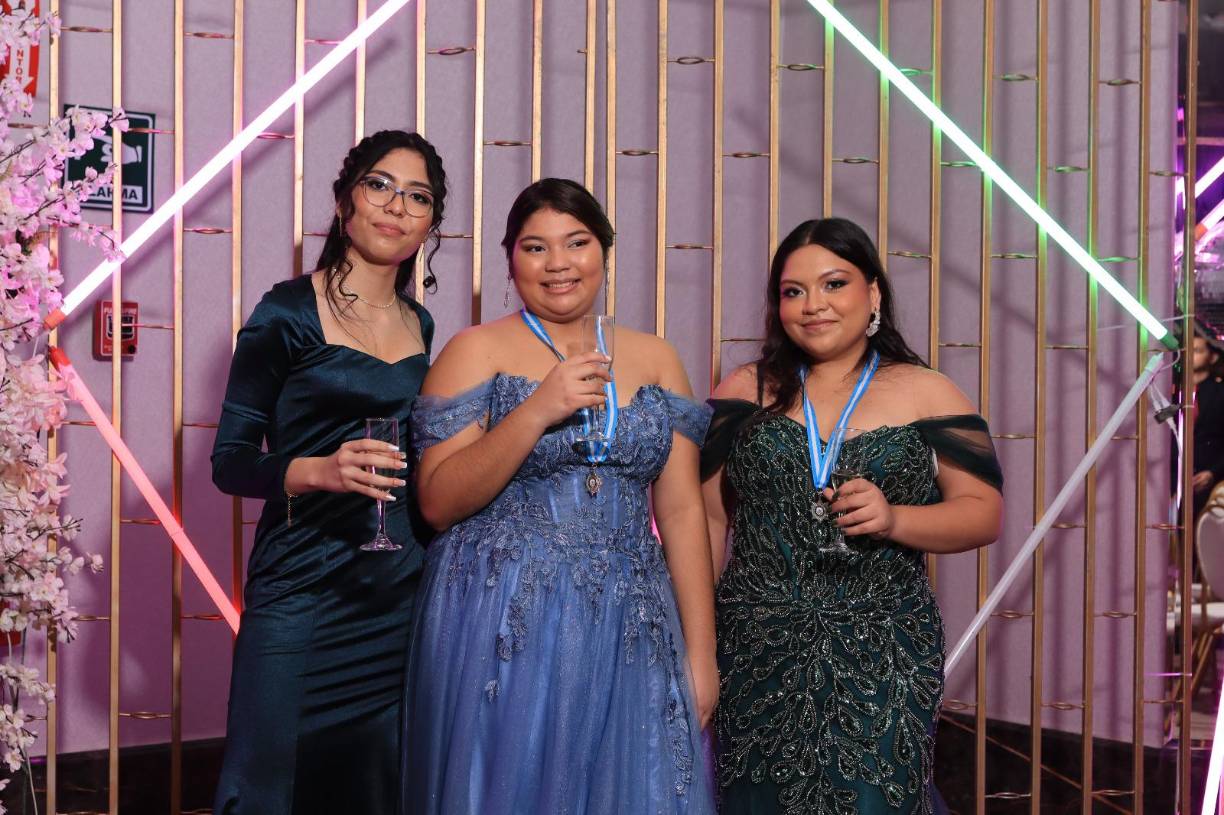 Diana Moreno, Luz de María Pineda y Angela Reyes