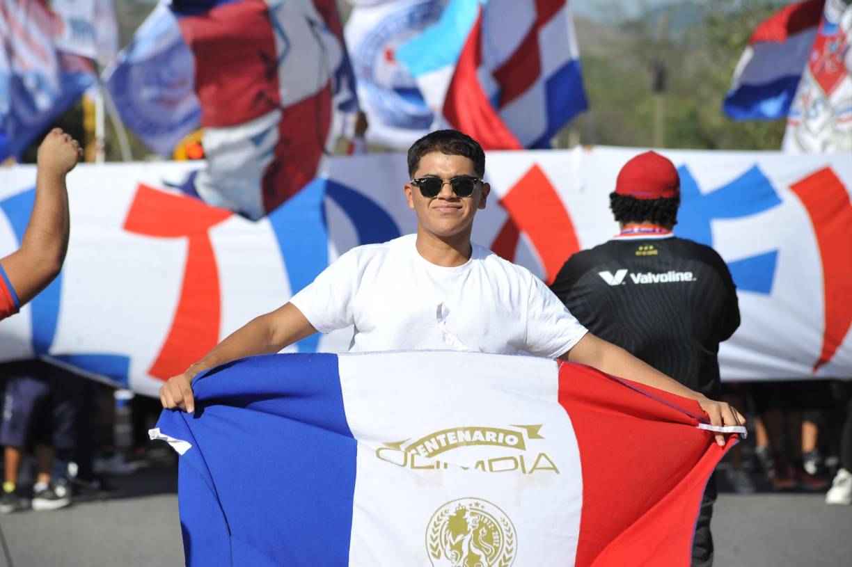 ¡Tremendo estilazo! Así posó este fanatico de los Albos para las cámaras de Diario LA PRENSA.